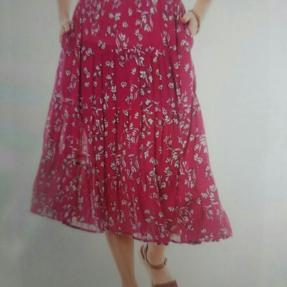 Women within Crinkle skirt